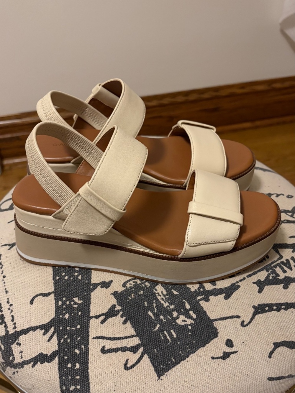 Open toe sandal size 6.5 beige